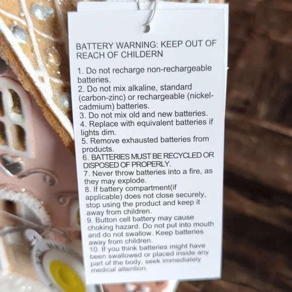 ❌SOLD❌Pastel "Pinkmas" Light Up 💡 Gingerbread House - Picture 10 of 10